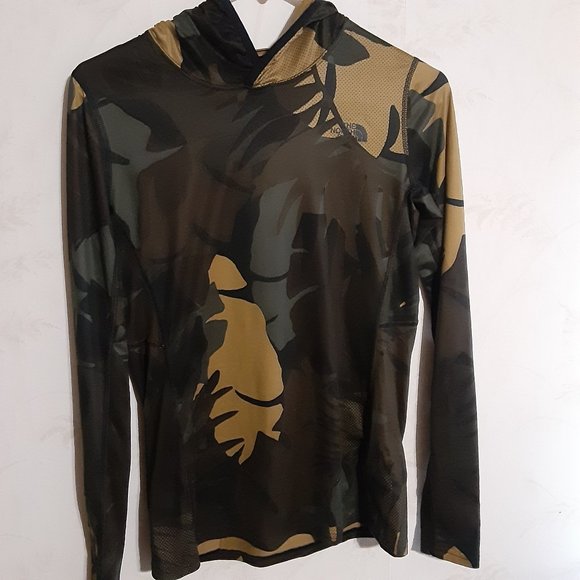 The North Face Women's Lightweight LS Camo Hooded Shirt in Size S - Picture 1 of 4